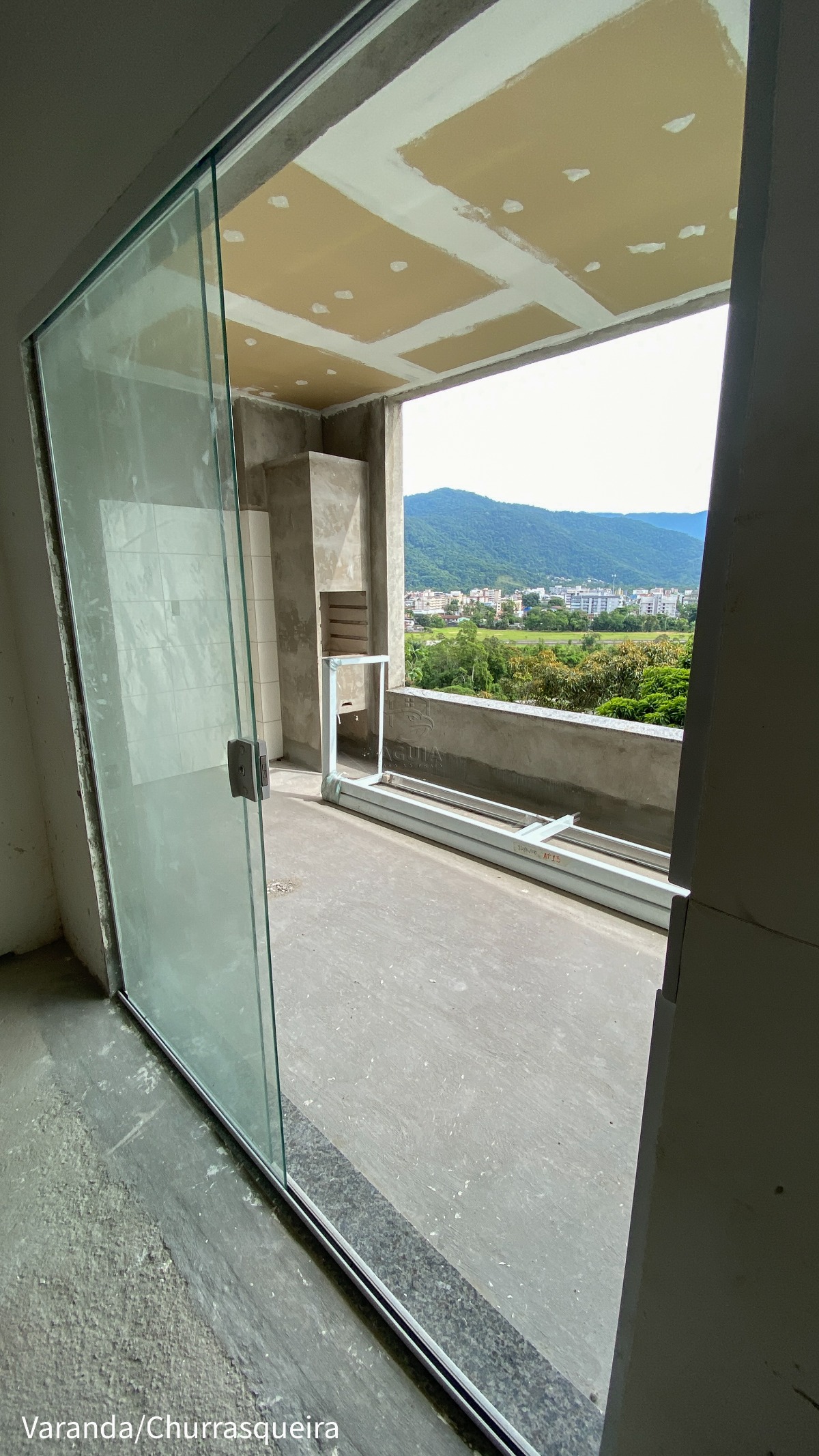 Apartamento à venda na Barra da Lagoa em Ubatuba/SP com vista para o mar, 3 suítes, varanda gourmet e área de lazer completa.