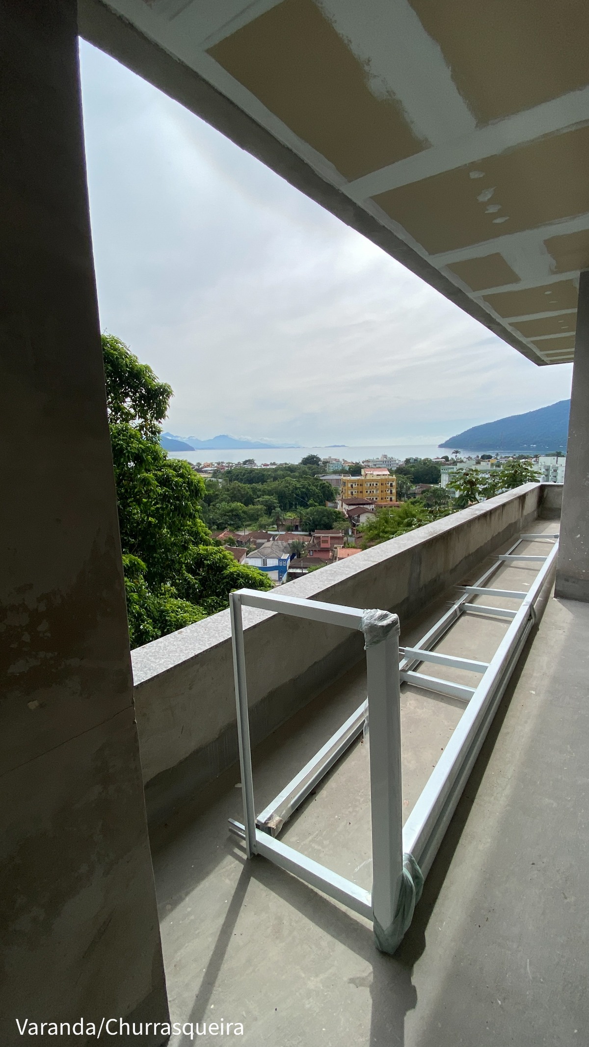 Apartamento à venda na Barra da Lagoa em Ubatuba/SP com vista para o mar, 3 suítes, varanda gourmet e área de lazer completa.