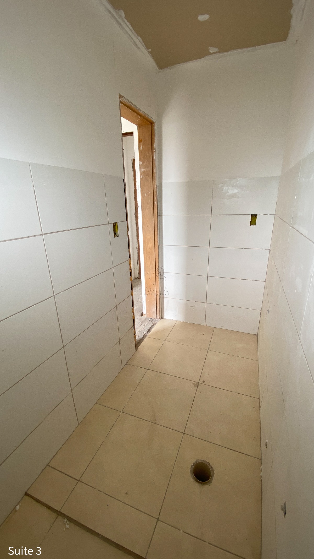 Apartamento à venda na Barra da Lagoa em Ubatuba/SP com vista para o mar, 3 suítes, varanda gourmet e área de lazer completa.