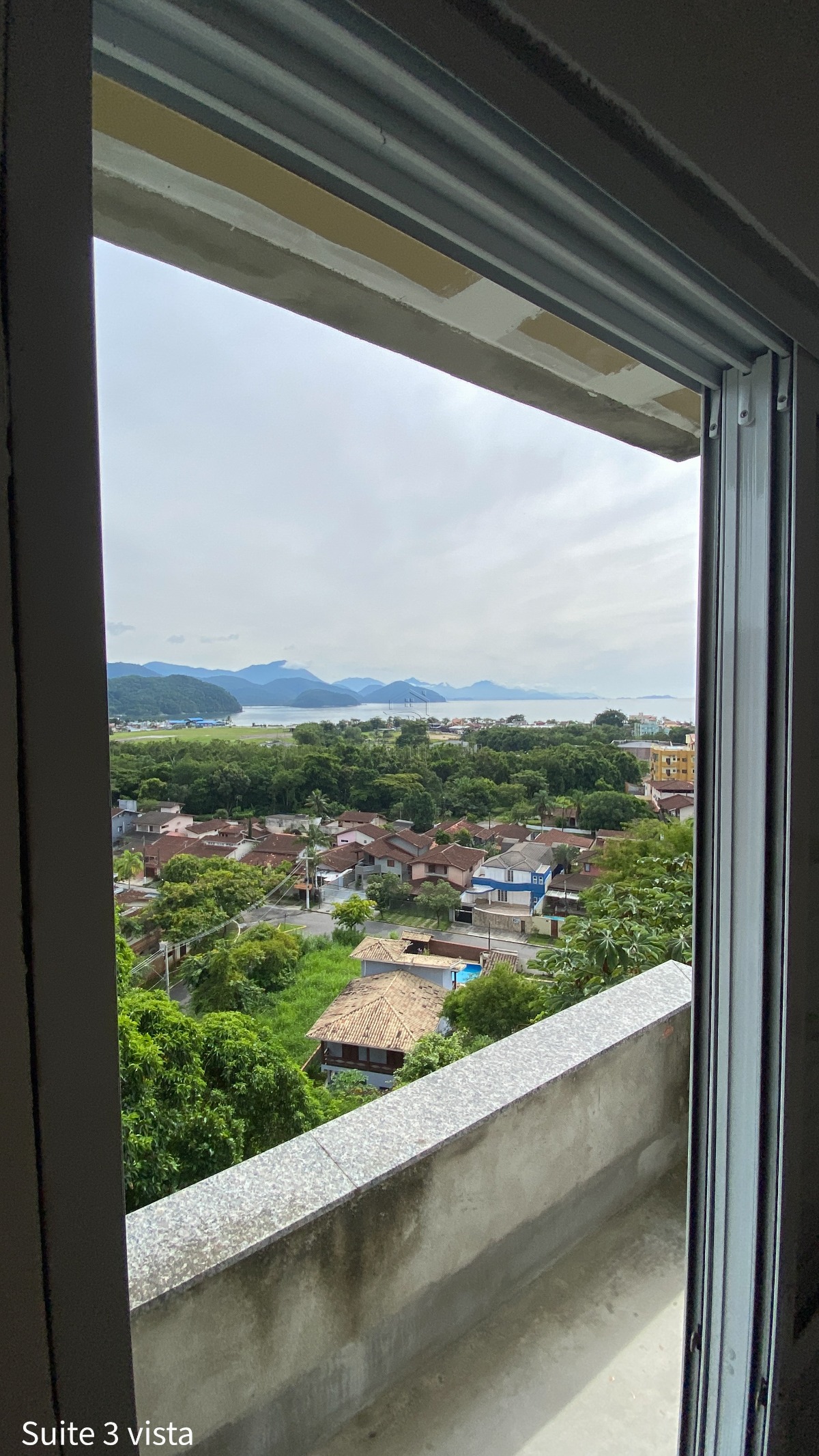 Apartamento à venda na Barra da Lagoa em Ubatuba/SP com vista para o mar, 3 suítes, varanda gourmet e área de lazer completa.