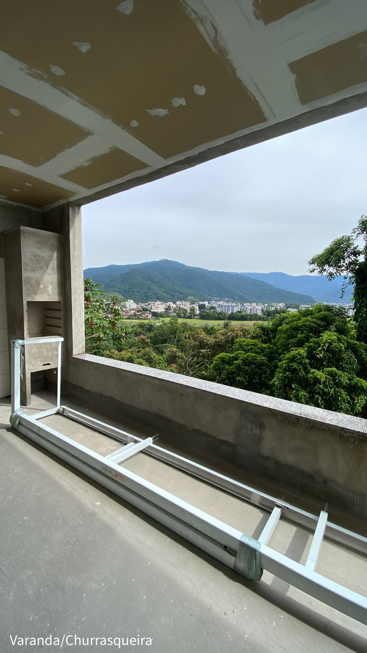 Apartamento à venda na Barra da Lagoa em Ubatuba/SP com vista para o mar, 3 suítes, varanda gourmet e área de lazer completa.