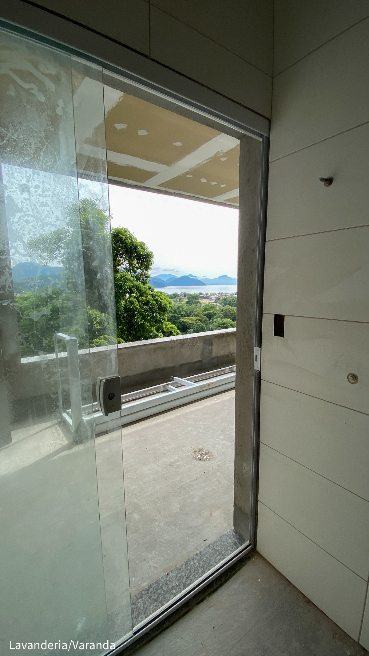 Apartamento à venda na Barra da Lagoa em Ubatuba/SP com vista para o mar, 3 suítes, varanda gourmet e área de lazer completa.