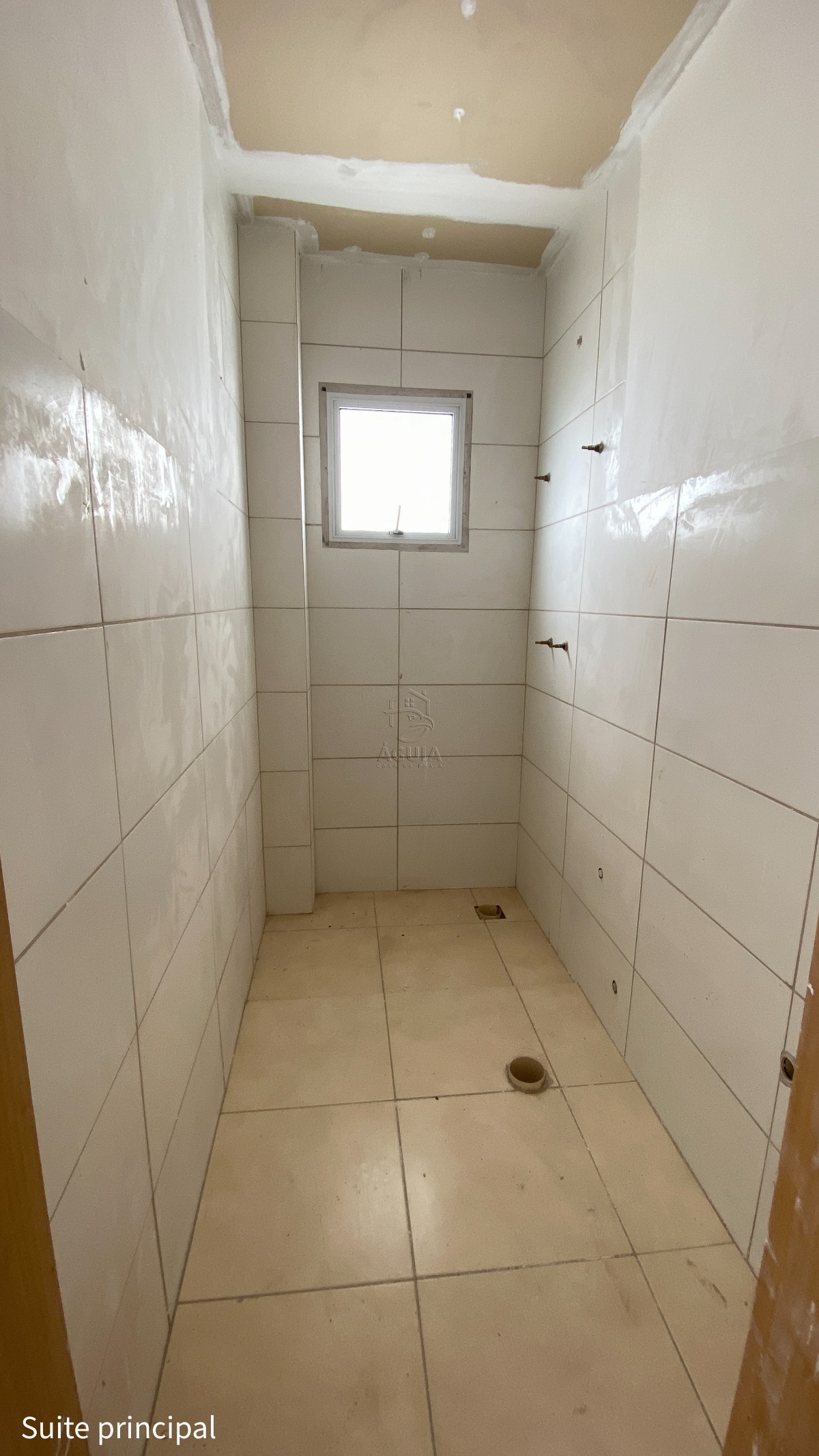 Apartamento à venda na Barra da Lagoa em Ubatuba/SP com vista para o mar, 3 suítes, varanda gourmet e área de lazer completa.