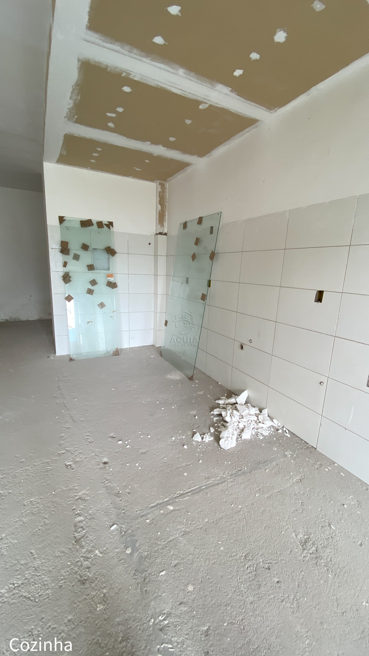 Apartamento à venda na Barra da Lagoa em Ubatuba/SP com vista para o mar, 3 suítes, varanda gourmet e área de lazer completa.