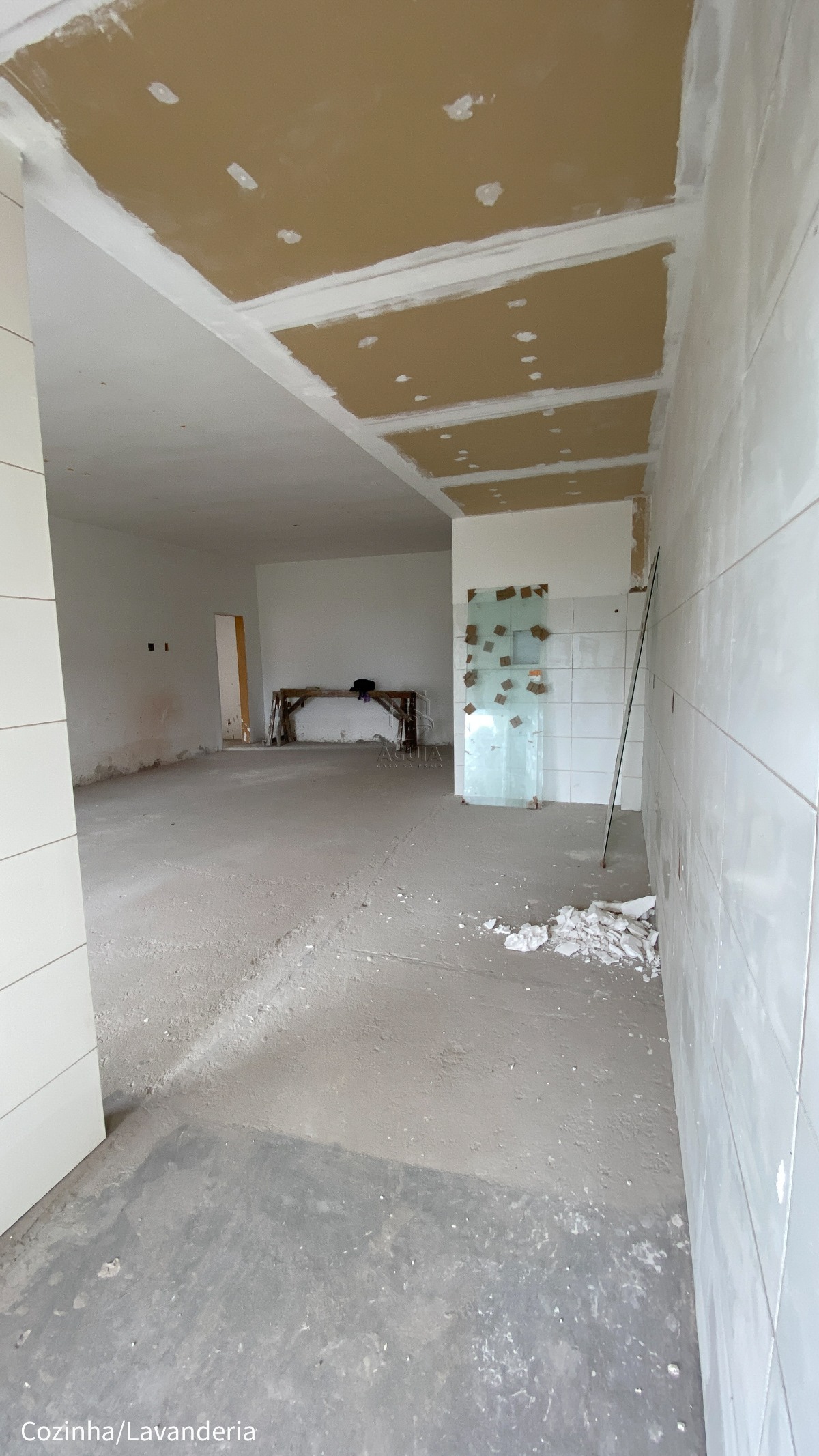 Apartamento à venda na Barra da Lagoa em Ubatuba/SP com vista para o mar, 3 suítes, varanda gourmet e área de lazer completa.