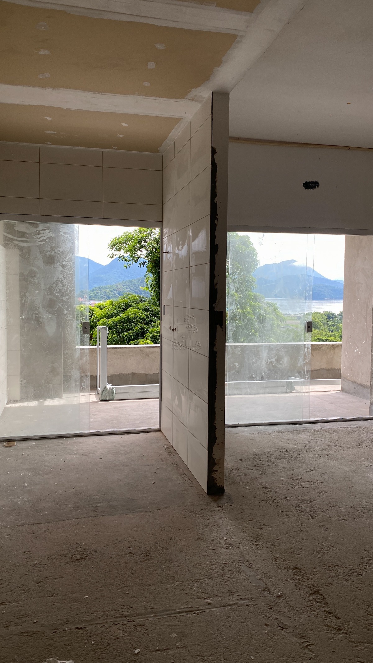 Apartamento à venda na Barra da Lagoa em Ubatuba/SP com vista para o mar, 3 suítes, varanda gourmet e área de lazer completa.