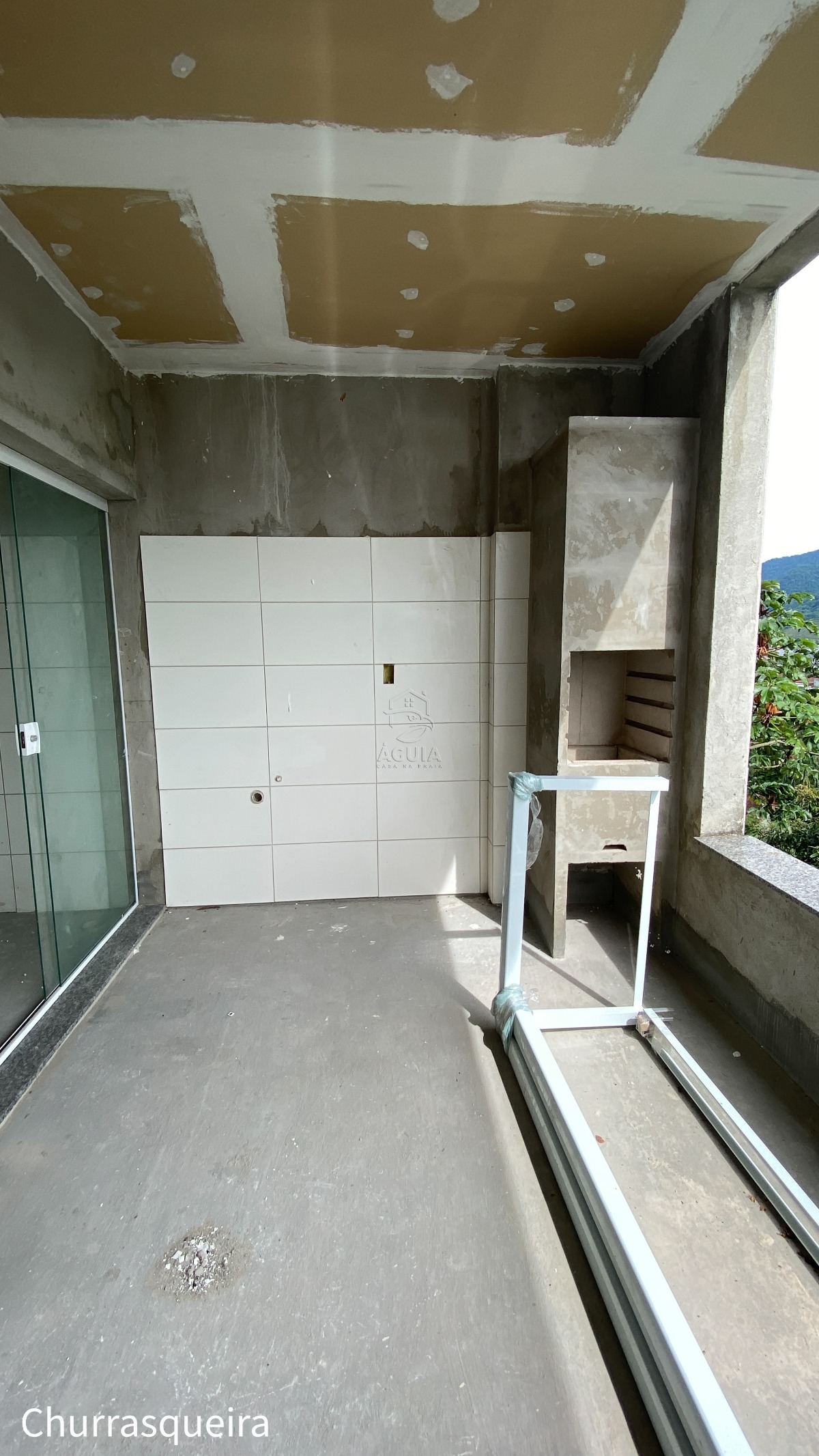 Apartamento à venda na Barra da Lagoa em Ubatuba/SP com vista para o mar, 3 suítes, varanda gourmet e área de lazer completa.