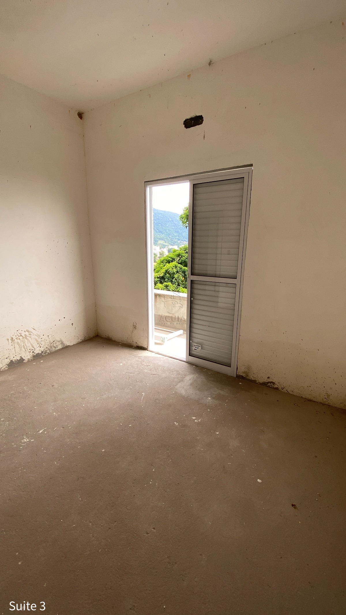 Apartamento à venda na Barra da Lagoa em Ubatuba/SP com vista para o mar, 3 suítes, varanda gourmet e área de lazer completa.