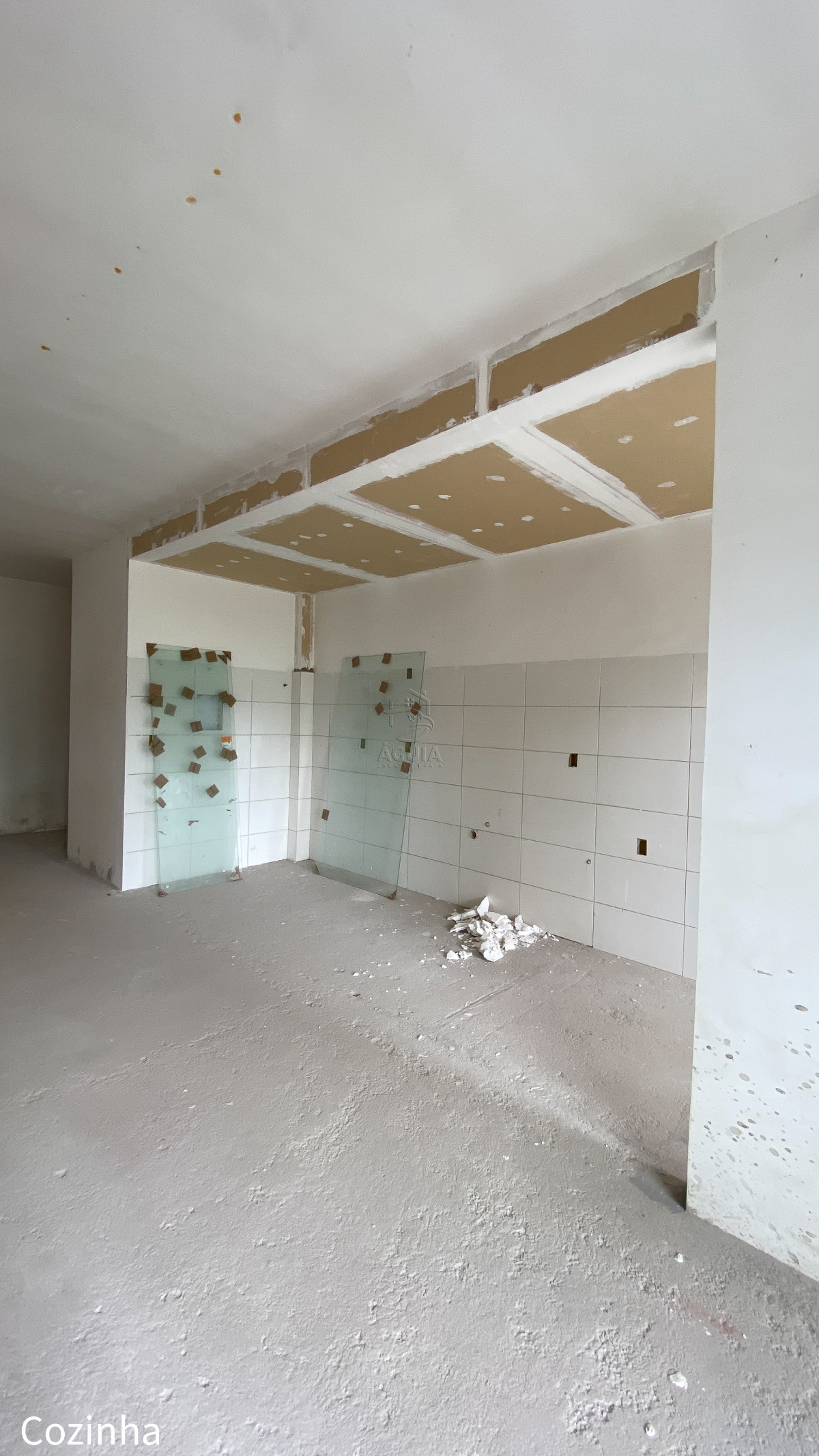 Apartamento à venda na Barra da Lagoa em Ubatuba/SP com vista para o mar, 3 suítes, varanda gourmet e área de lazer completa.