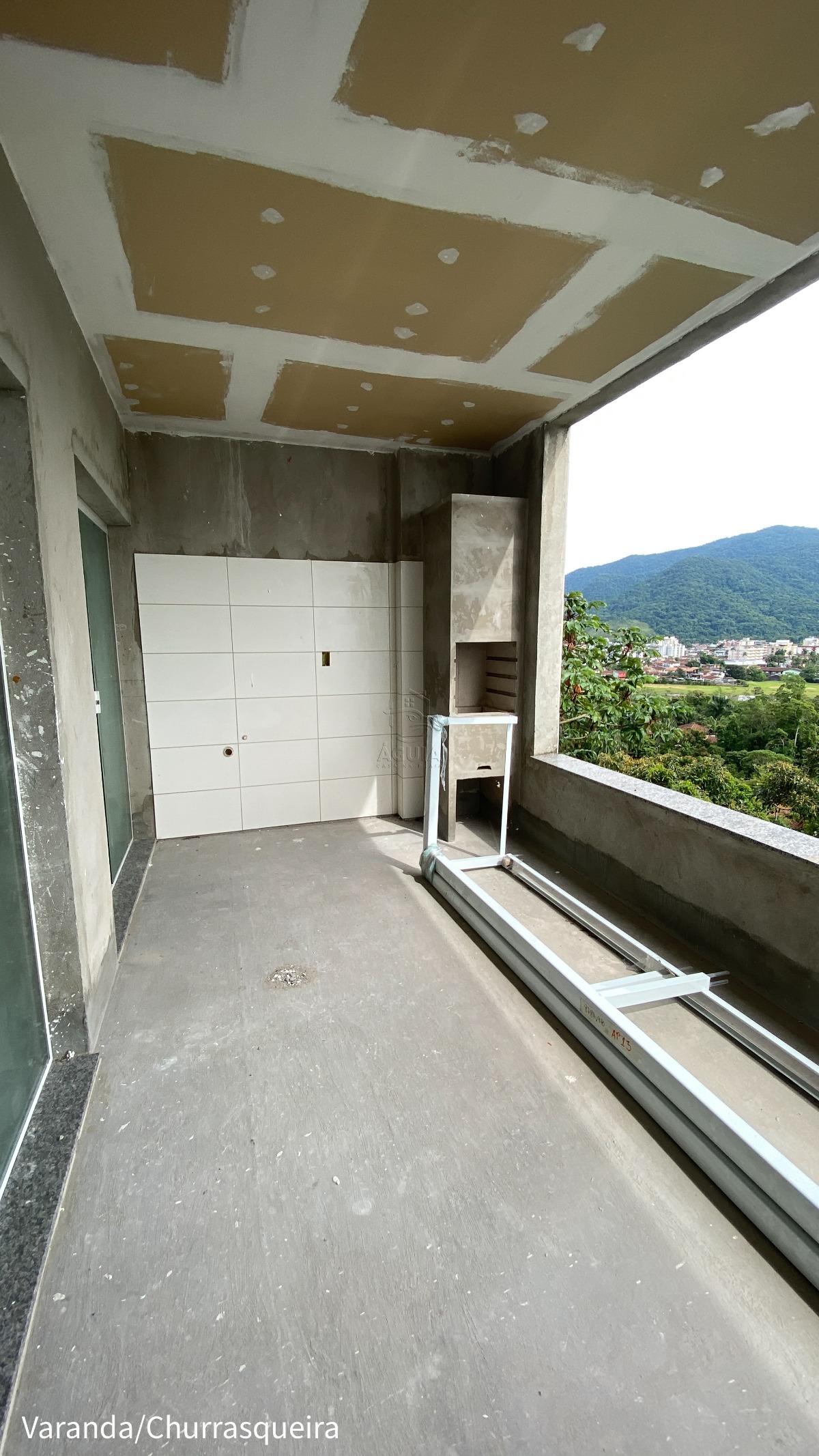 Apartamento à venda na Barra da Lagoa em Ubatuba/SP com vista para o mar, 3 suítes, varanda gourmet e área de lazer completa.