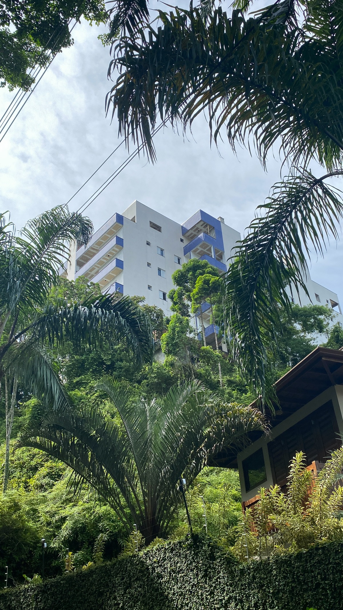 Apartamento à venda na Barra da Lagoa em Ubatuba/SP com vista para o mar, 3 suítes, varanda gourmet e área de lazer completa.