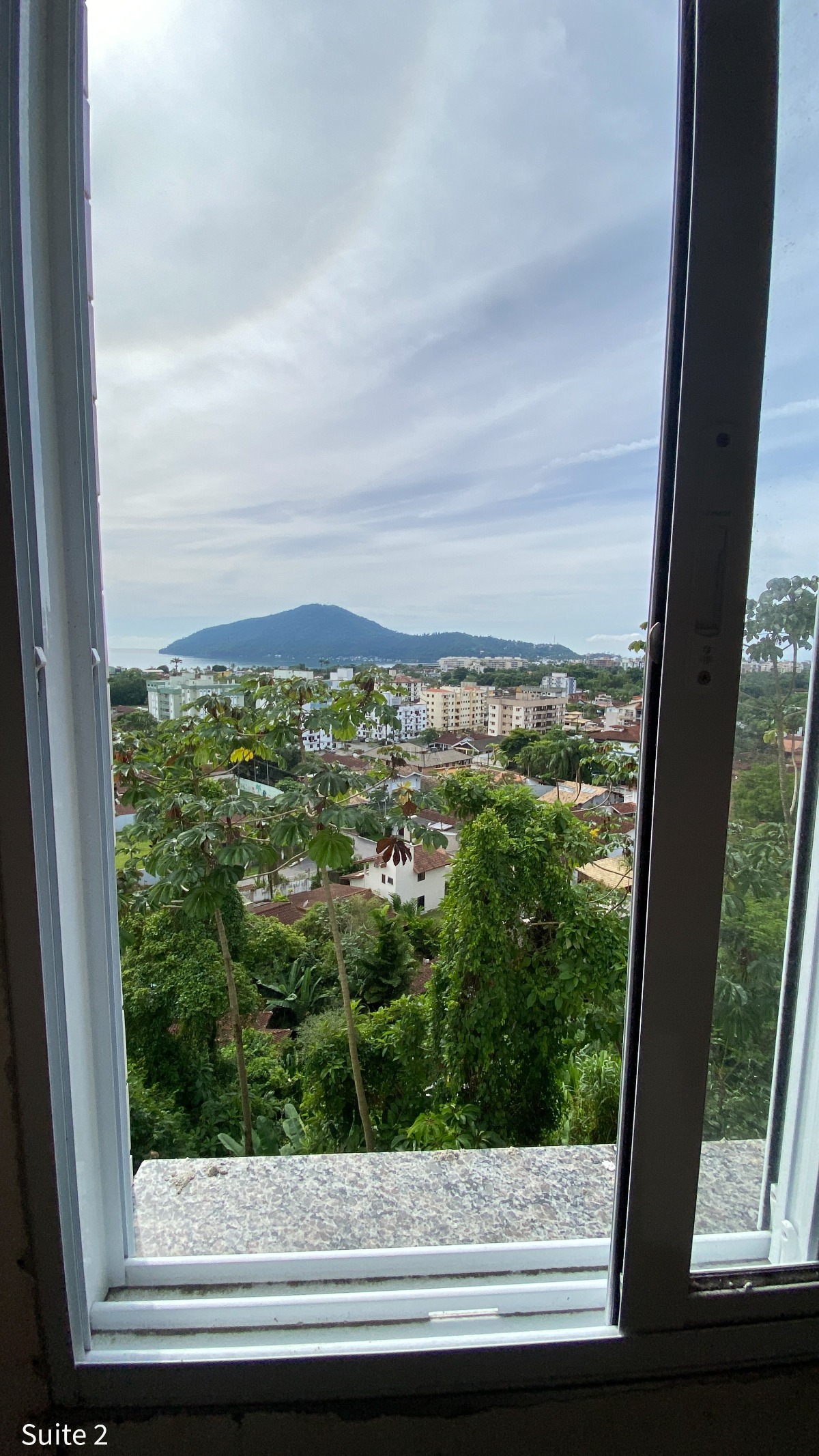 Apartamento à venda na Barra da Lagoa em Ubatuba/SP com vista para o mar, 3 suítes, varanda gourmet e área de lazer completa.