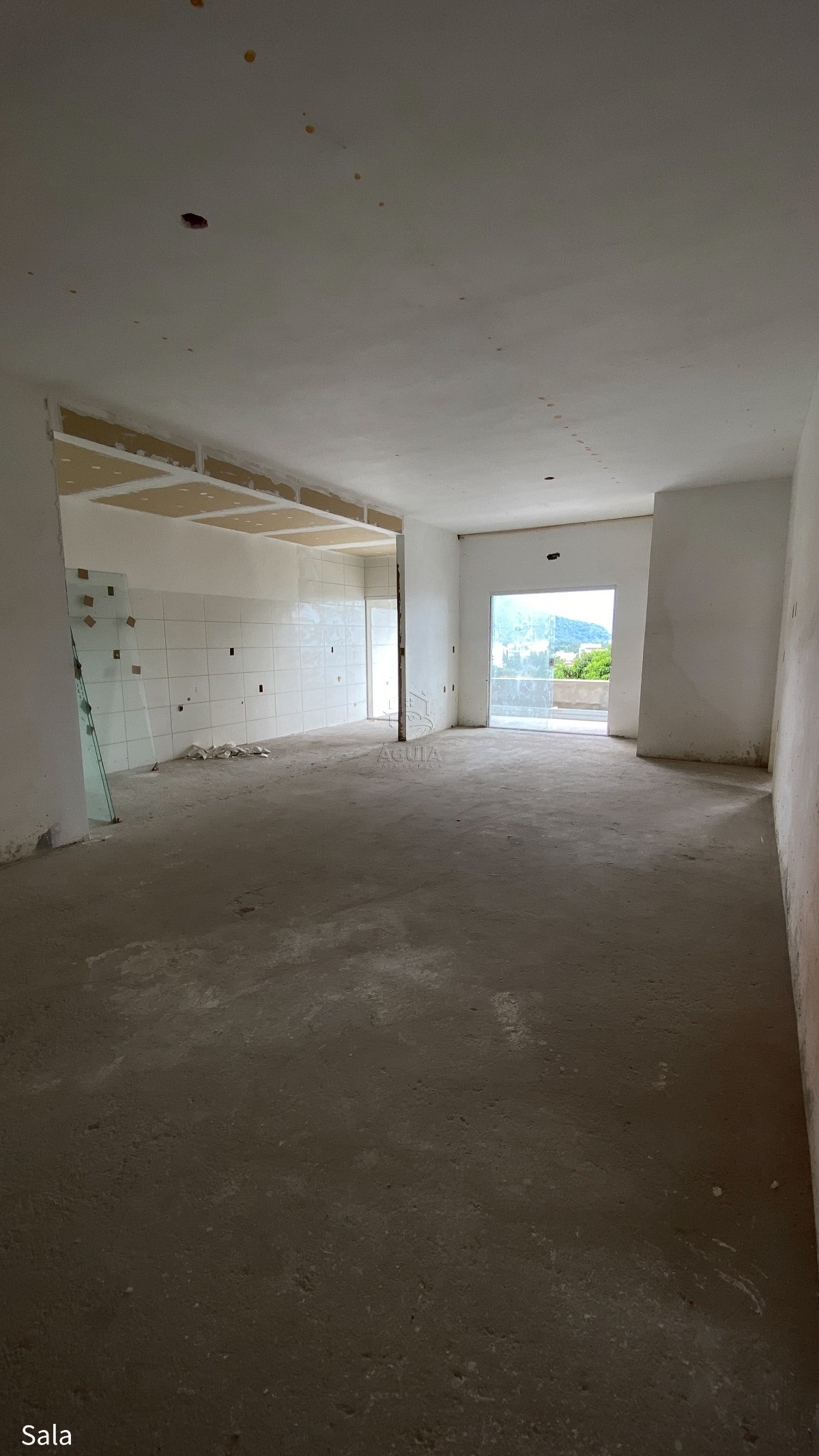 Apartamento à venda na Barra da Lagoa em Ubatuba/SP com vista para o mar, 3 suítes, varanda gourmet e área de lazer completa.