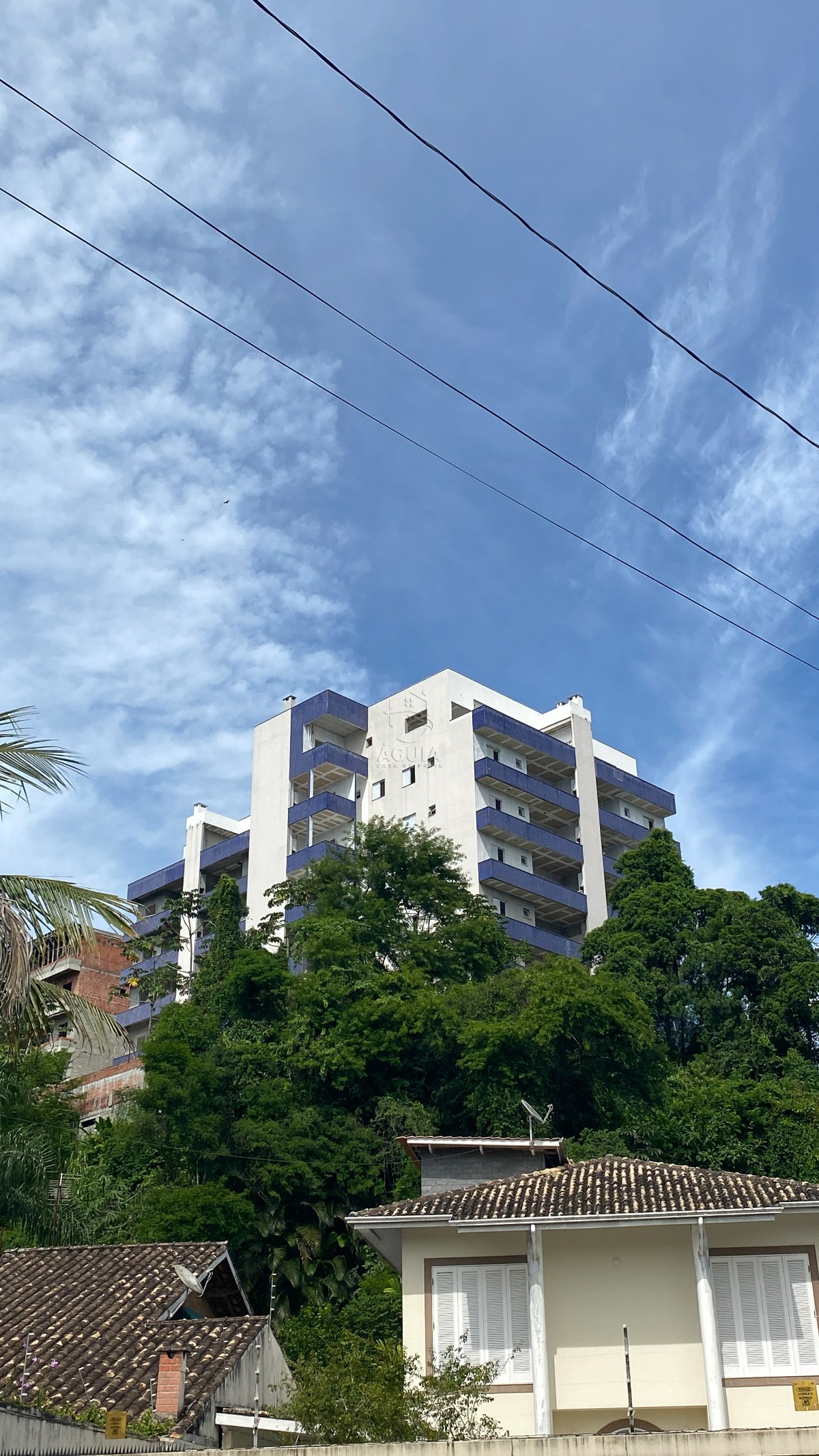 Apartamento à venda na Barra da Lagoa em Ubatuba/SP com vista para o mar, 3 suítes, varanda gourmet e área de lazer completa.