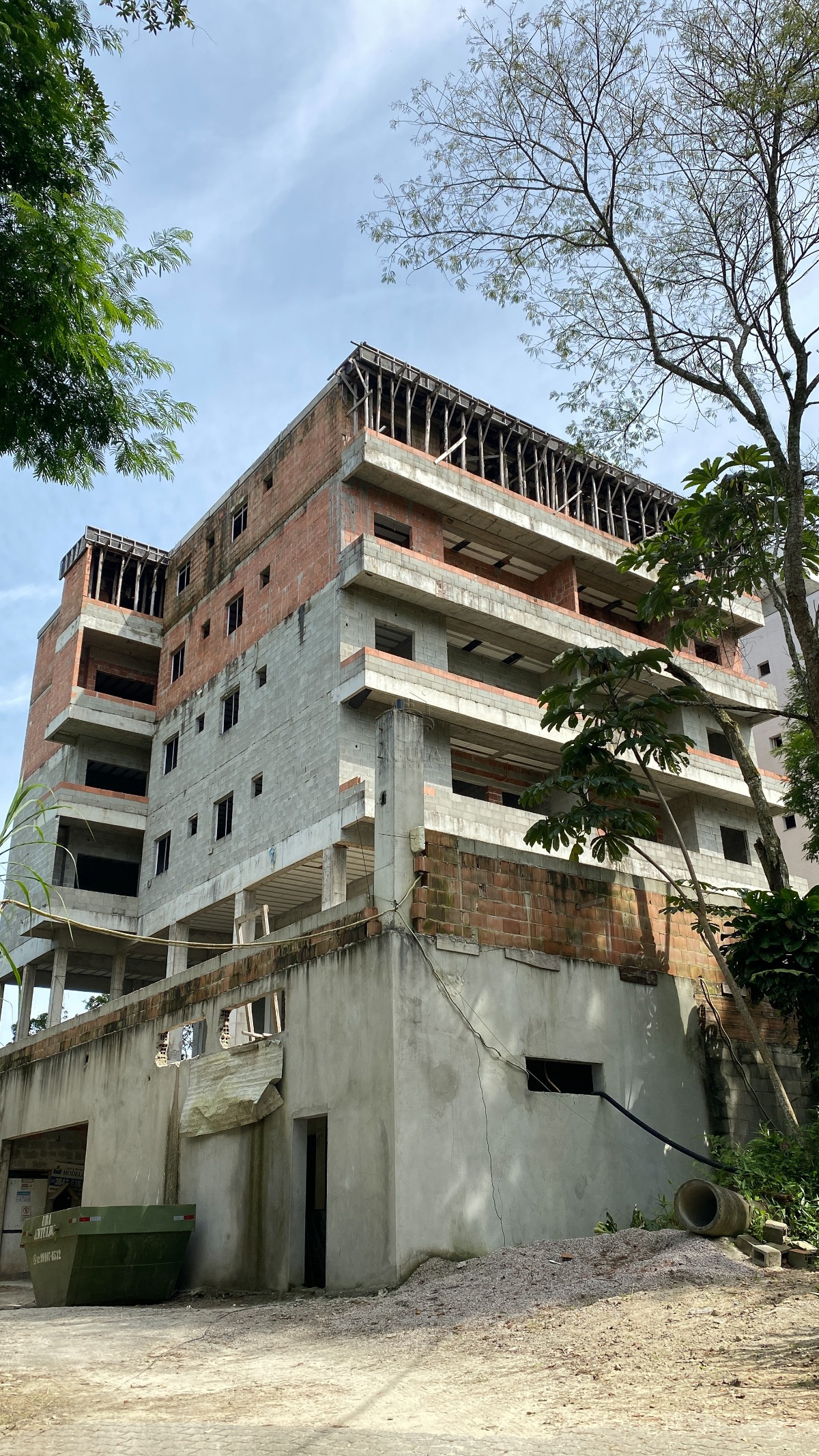 Apartamento à venda na Barra da Lagoa em Ubatuba/SP com vista para o mar, 3 suítes, varanda gourmet e área de lazer completa.