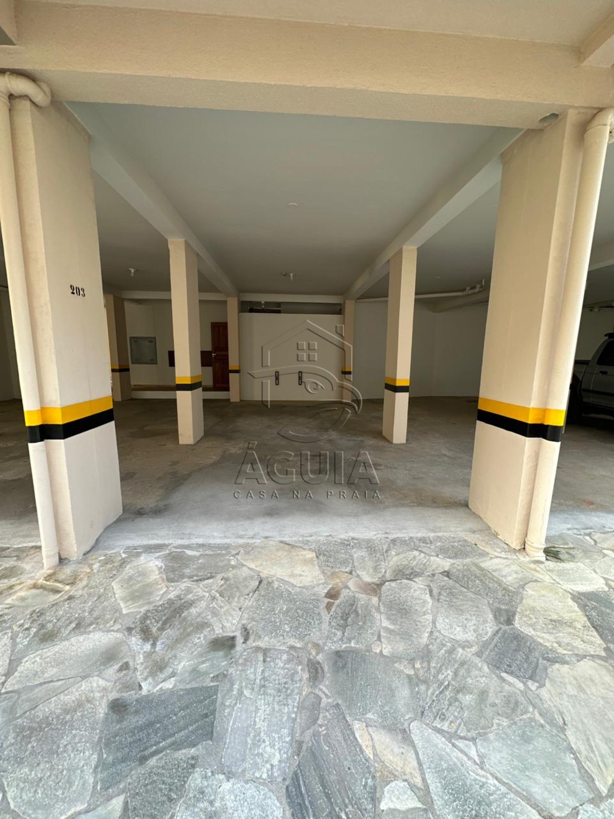 Apartamento à venda no Acaraú em Ubatuba com 3 suítes, varanda gourmet e duas vagas cobertas, próximo às praias do Litoral Norte.