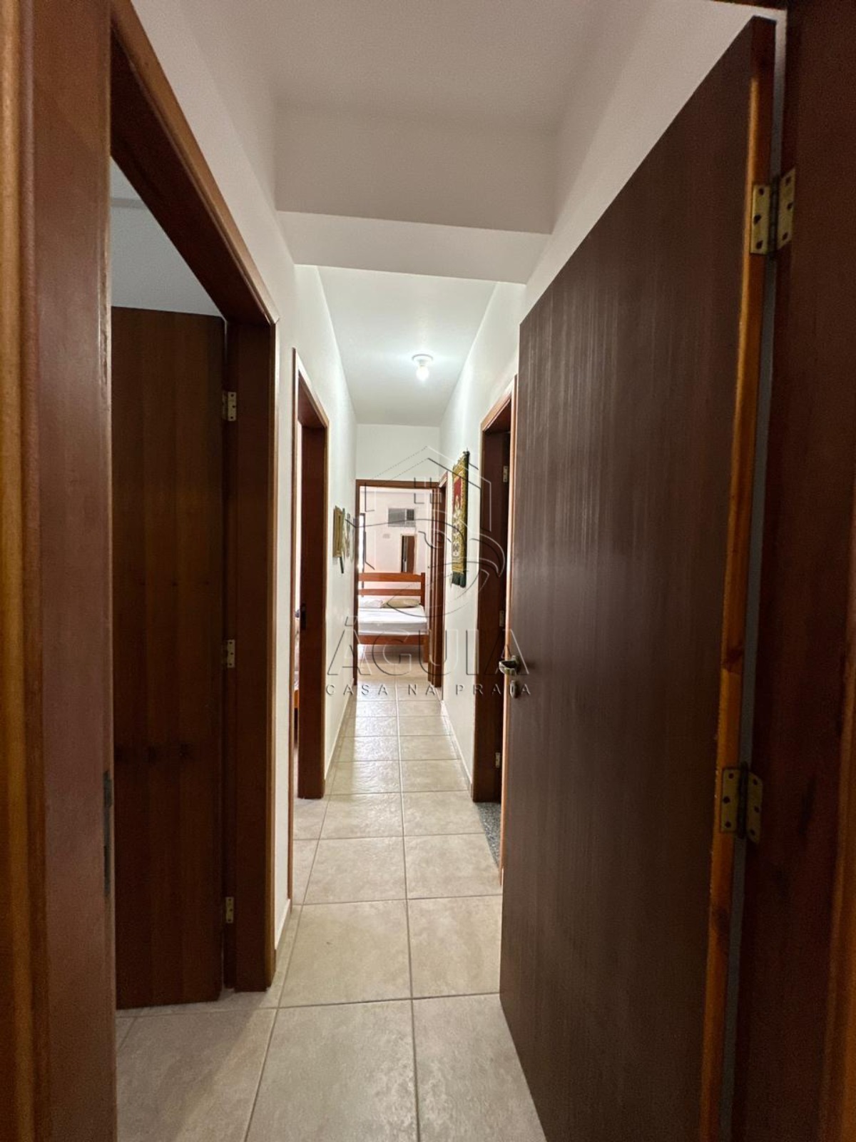 Apartamento à venda no Acaraú em Ubatuba com 3 suítes, varanda gourmet e duas vagas cobertas, próximo às praias do Litoral Norte.