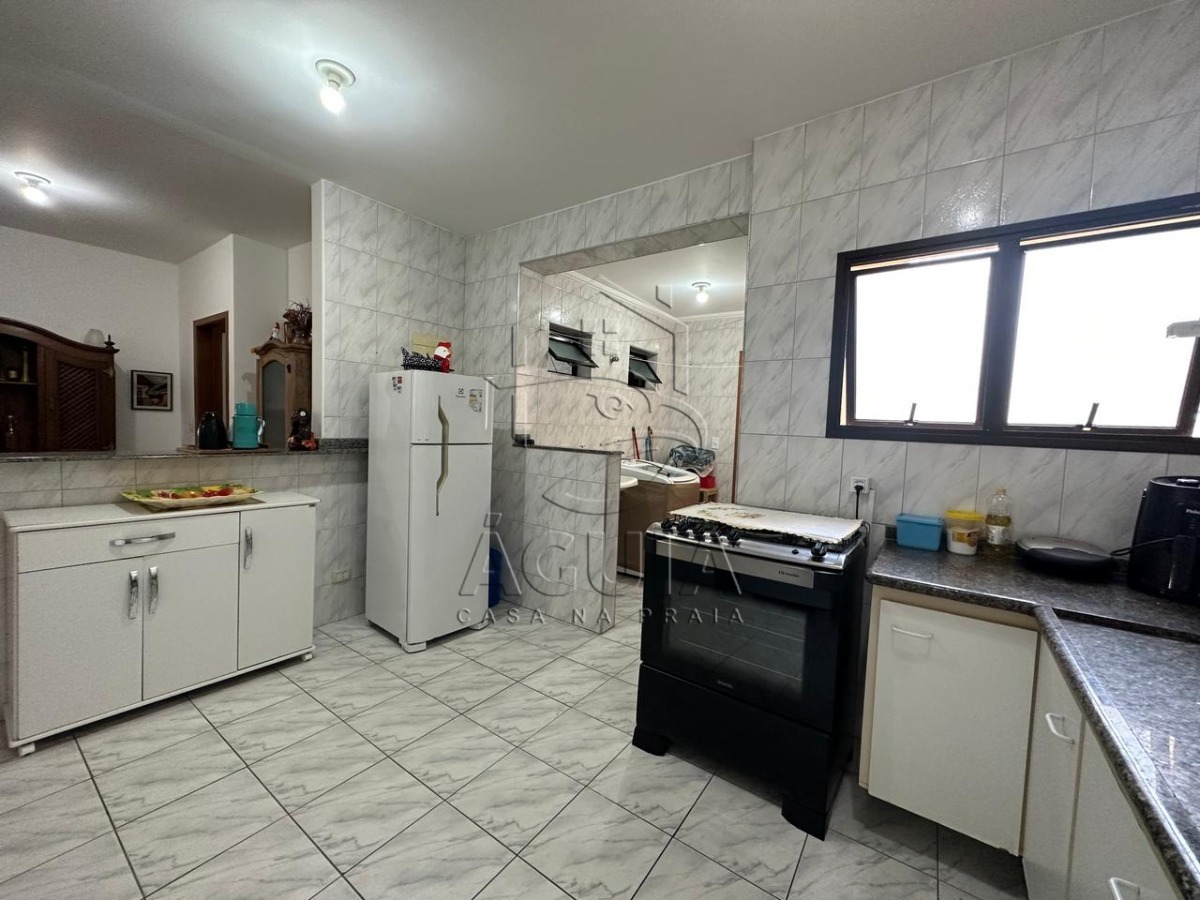 Apartamento à venda no Acaraú em Ubatuba com 3 suítes, varanda gourmet e duas vagas cobertas, próximo às praias do Litoral Norte.