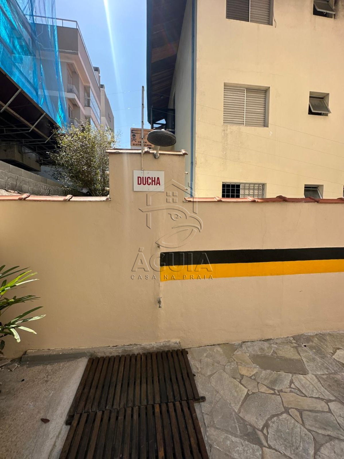 Apartamento à venda no Acaraú em Ubatuba com 3 suítes, varanda gourmet e duas vagas cobertas, próximo às praias do Litoral Norte.