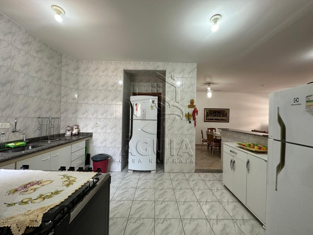 Apartamento à venda no Acaraú em Ubatuba com 3 suítes, varanda gourmet e duas vagas cobertas, próximo às praias do Litoral Norte.