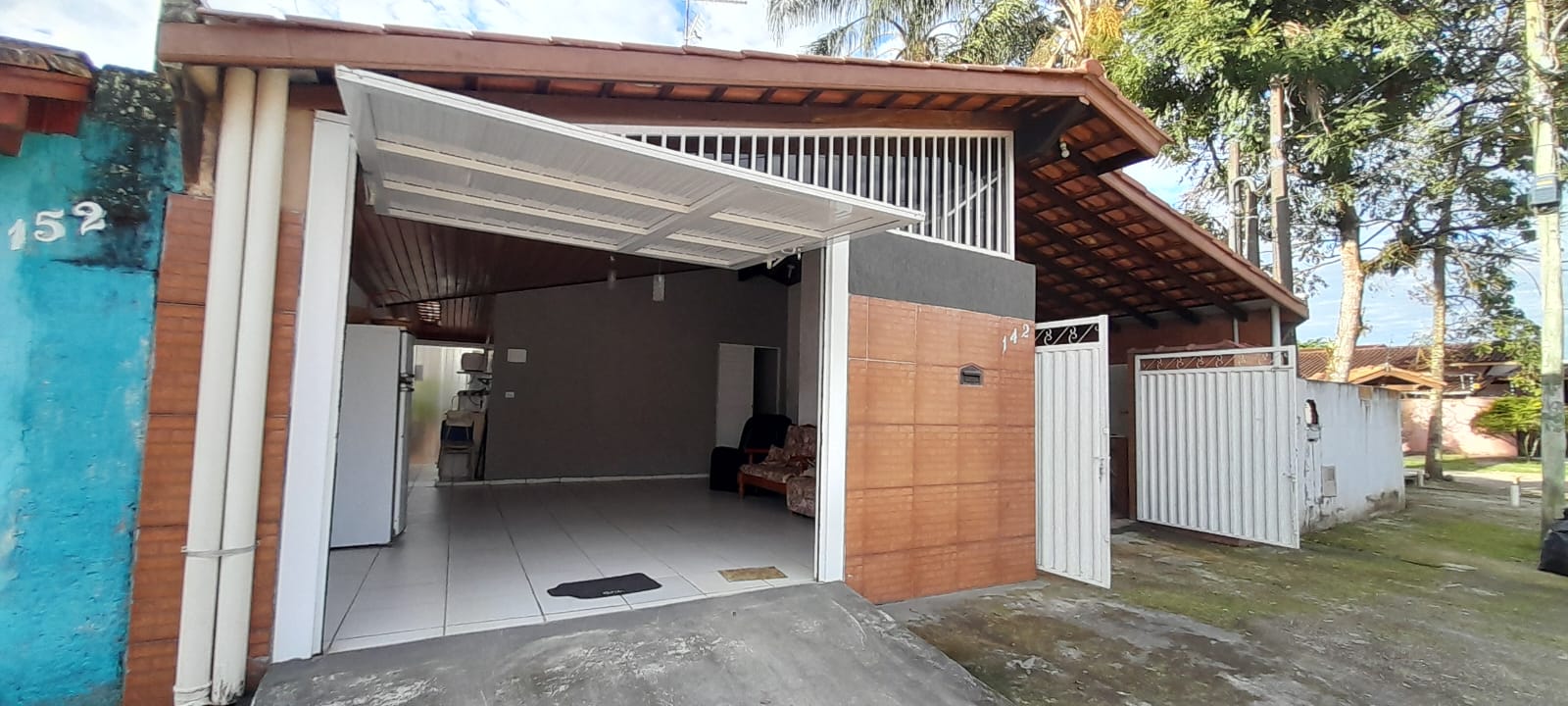 Casa à venda no Perequê-Açu em Ubatuba/SP, mobiliada e próxima à praia, com varanda gourmet, 4 dormitórios e garagem coberta.