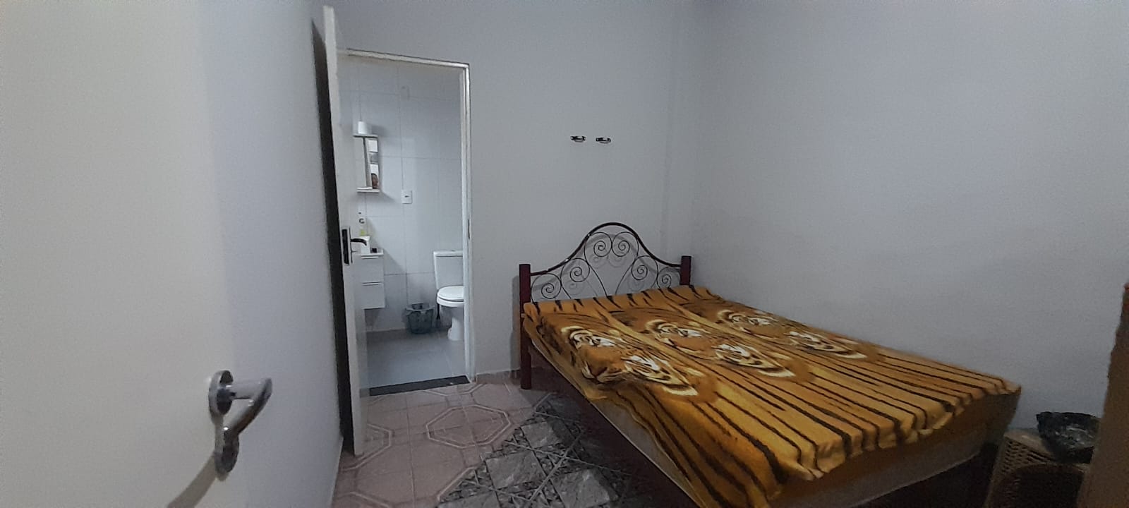 Casa à venda no Perequê-Açu em Ubatuba/SP, mobiliada e próxima à praia, com varanda gourmet, 4 dormitórios e garagem coberta.