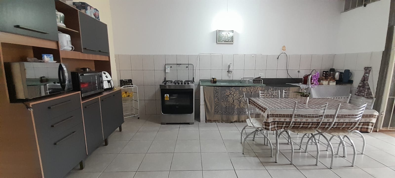 Casa à venda no Perequê-Açu em Ubatuba/SP, mobiliada e próxima à praia, com varanda gourmet, 4 dormitórios e garagem coberta.