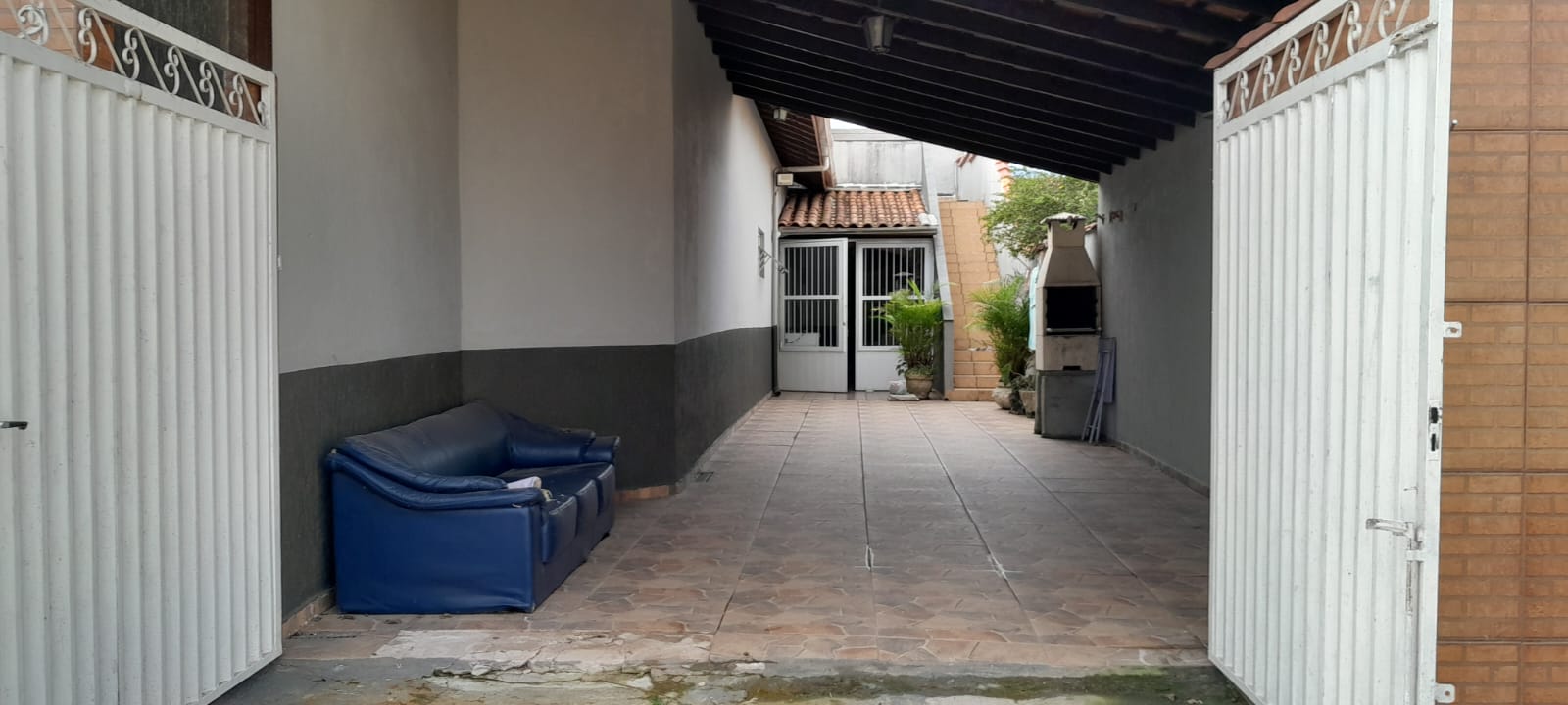 Casa à venda no Perequê-Açu em Ubatuba/SP, mobiliada e próxima à praia, com varanda gourmet, 4 dormitórios e garagem coberta.