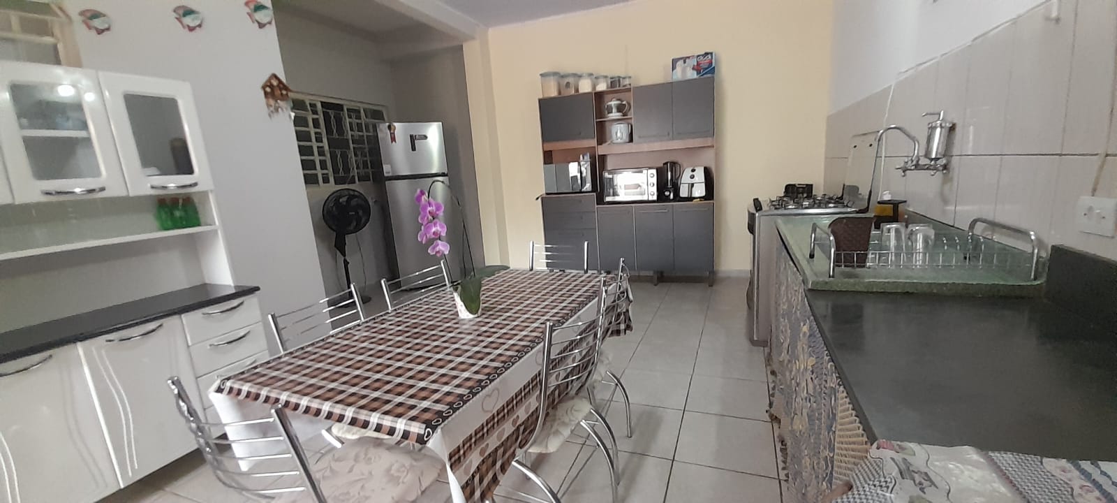 Casa à venda no Perequê-Açu em Ubatuba/SP, mobiliada e próxima à praia, com varanda gourmet, 4 dormitórios e garagem coberta.