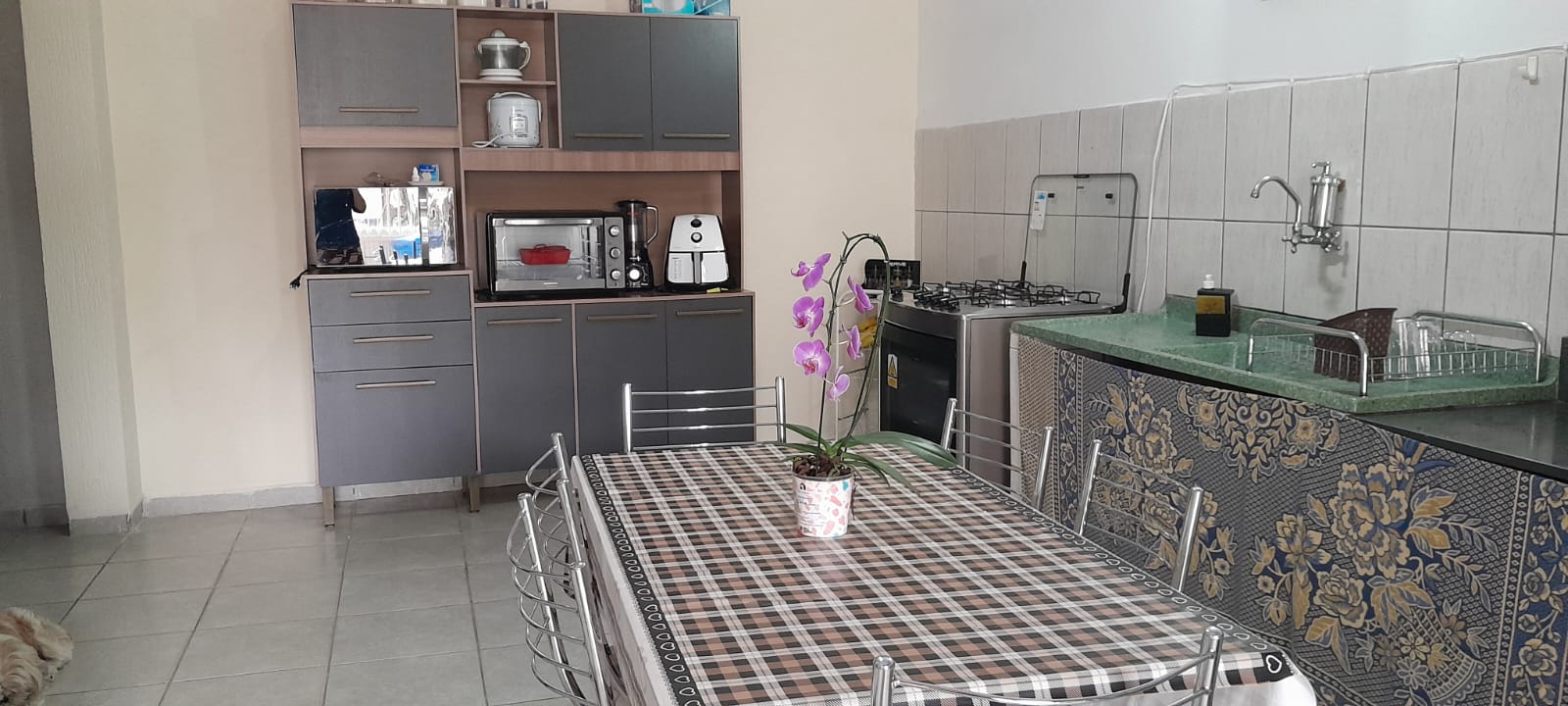 Casa à venda no Perequê-Açu em Ubatuba/SP, mobiliada e próxima à praia, com varanda gourmet, 4 dormitórios e garagem coberta.