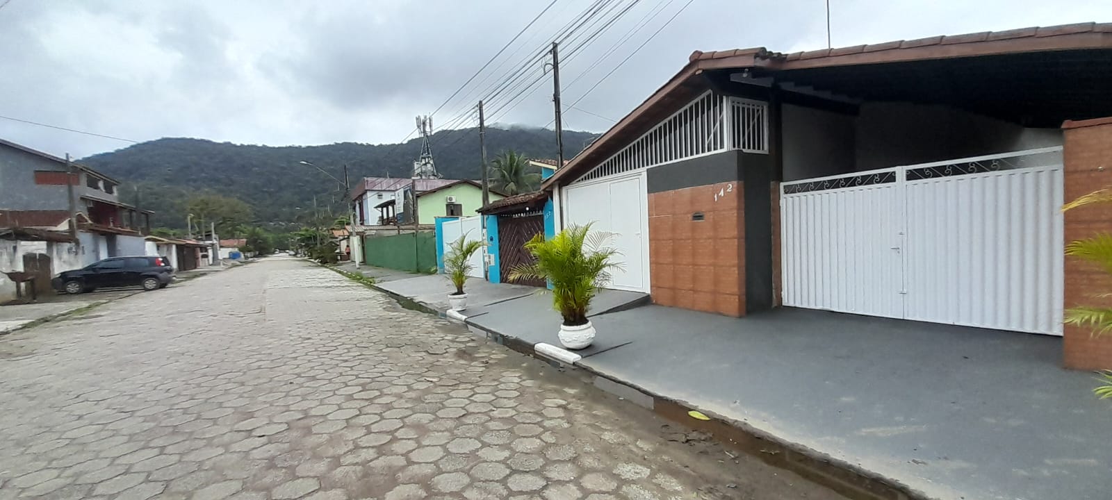Casa à venda no Perequê-Açu em Ubatuba/SP, mobiliada e próxima à praia, com varanda gourmet, 4 dormitórios e garagem coberta.