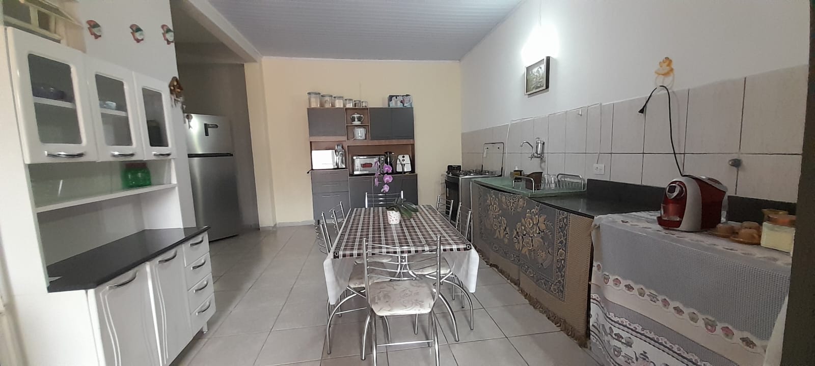 Casa à venda no Perequê-Açu em Ubatuba/SP, mobiliada e próxima à praia, com varanda gourmet, 4 dormitórios e garagem coberta.