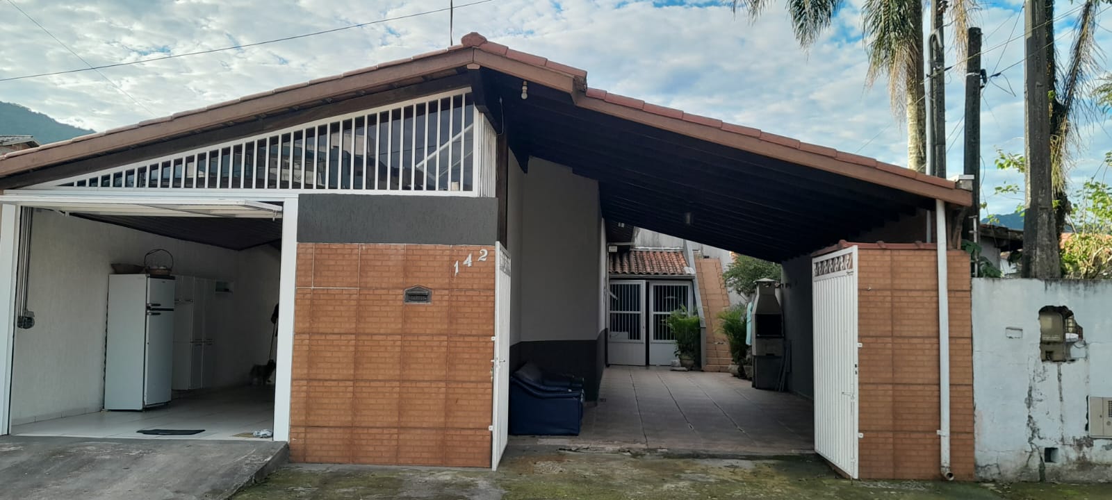 Casa à venda no Perequê-Açu em Ubatuba/SP, mobiliada e próxima à praia, com varanda gourmet, 4 dormitórios e garagem coberta.