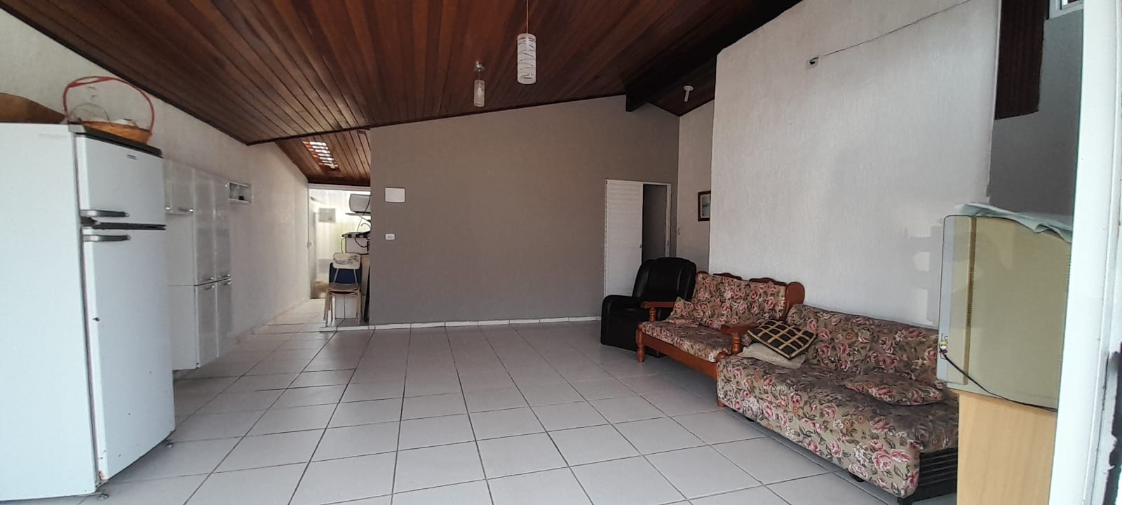 Casa à venda no Perequê-Açu em Ubatuba/SP, mobiliada e próxima à praia, com varanda gourmet, 4 dormitórios e garagem coberta.