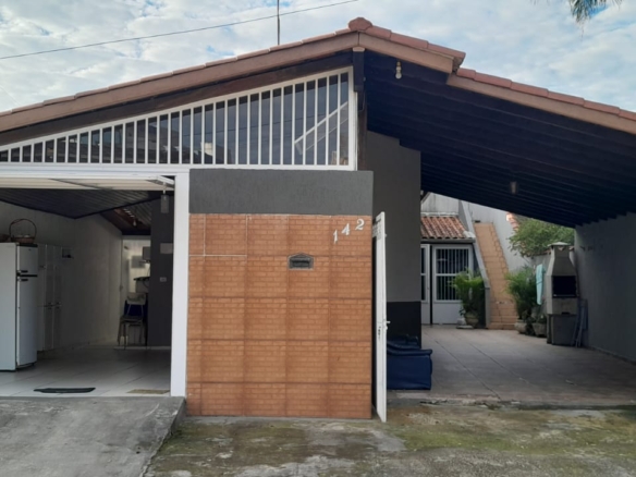 Casa à venda no Perequê-Açu em Ubatuba/SP, mobiliada e próxima à praia, com varanda gourmet, 4 dormitórios e garagem coberta.