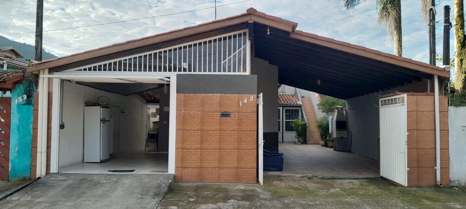 Casa à venda no Perequê-Açu em Ubatuba/SP, mobiliada e próxima à praia, com varanda gourmet, 4 dormitórios e garagem coberta.