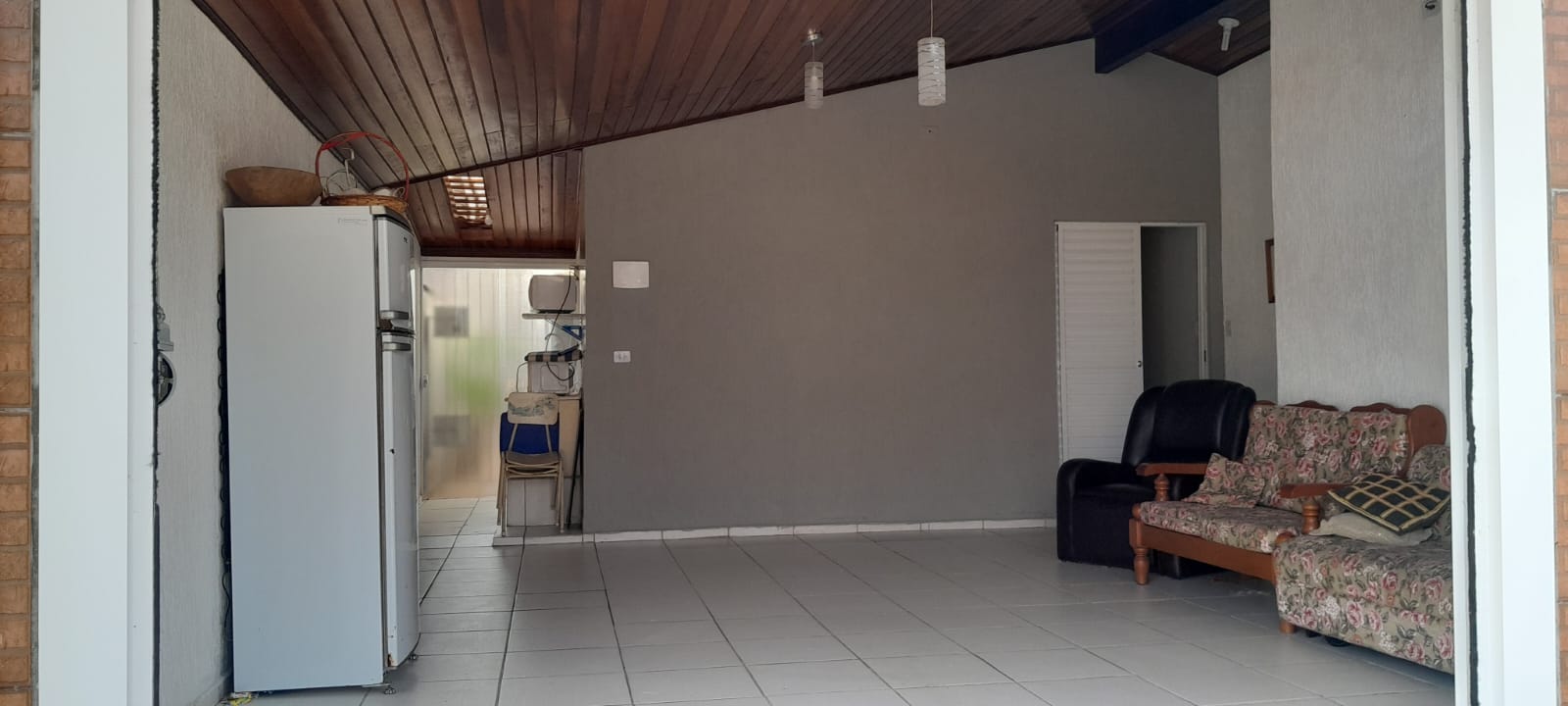 Casa à venda no Perequê-Açu em Ubatuba/SP, mobiliada e próxima à praia, com varanda gourmet, 4 dormitórios e garagem coberta.