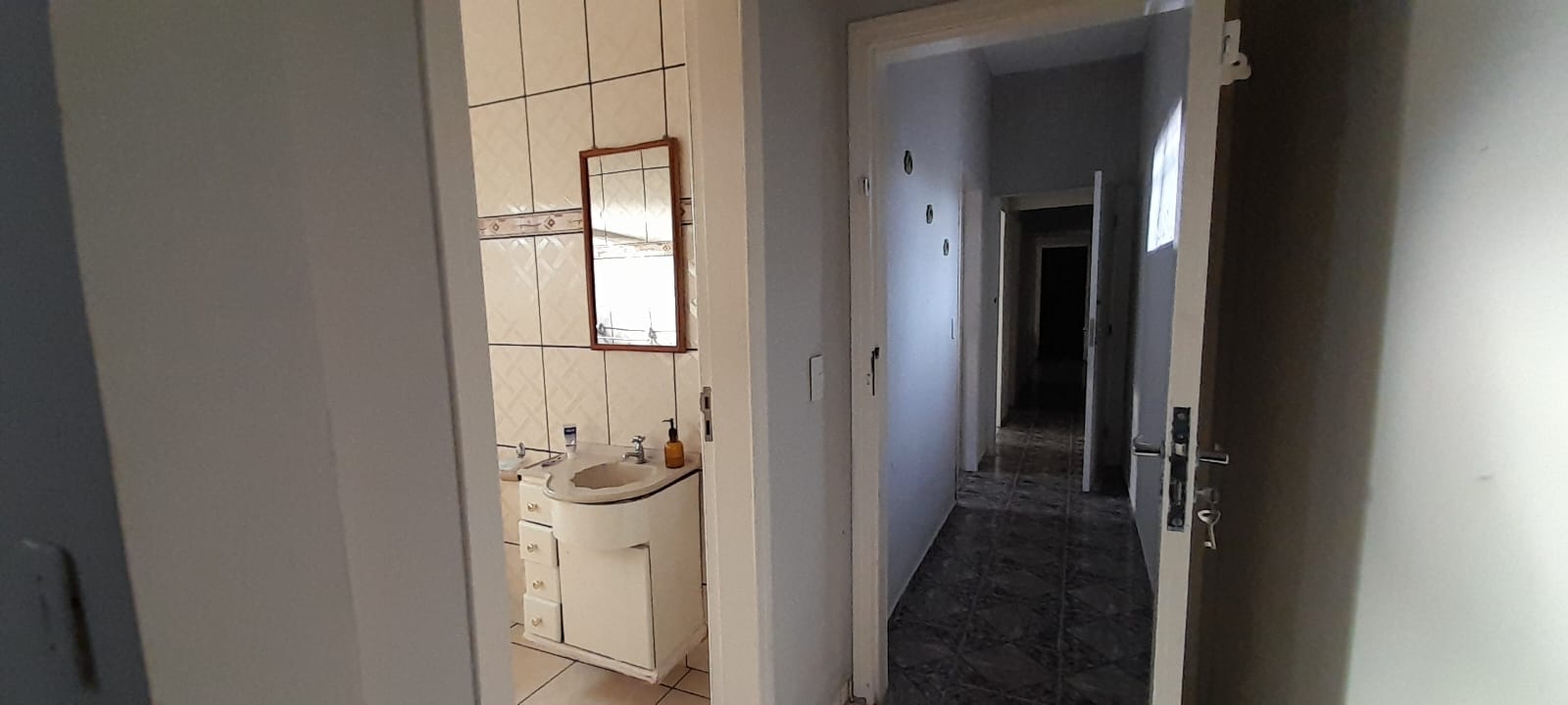 Casa à venda no Perequê-Açu em Ubatuba/SP, mobiliada e próxima à praia, com varanda gourmet, 4 dormitórios e garagem coberta.